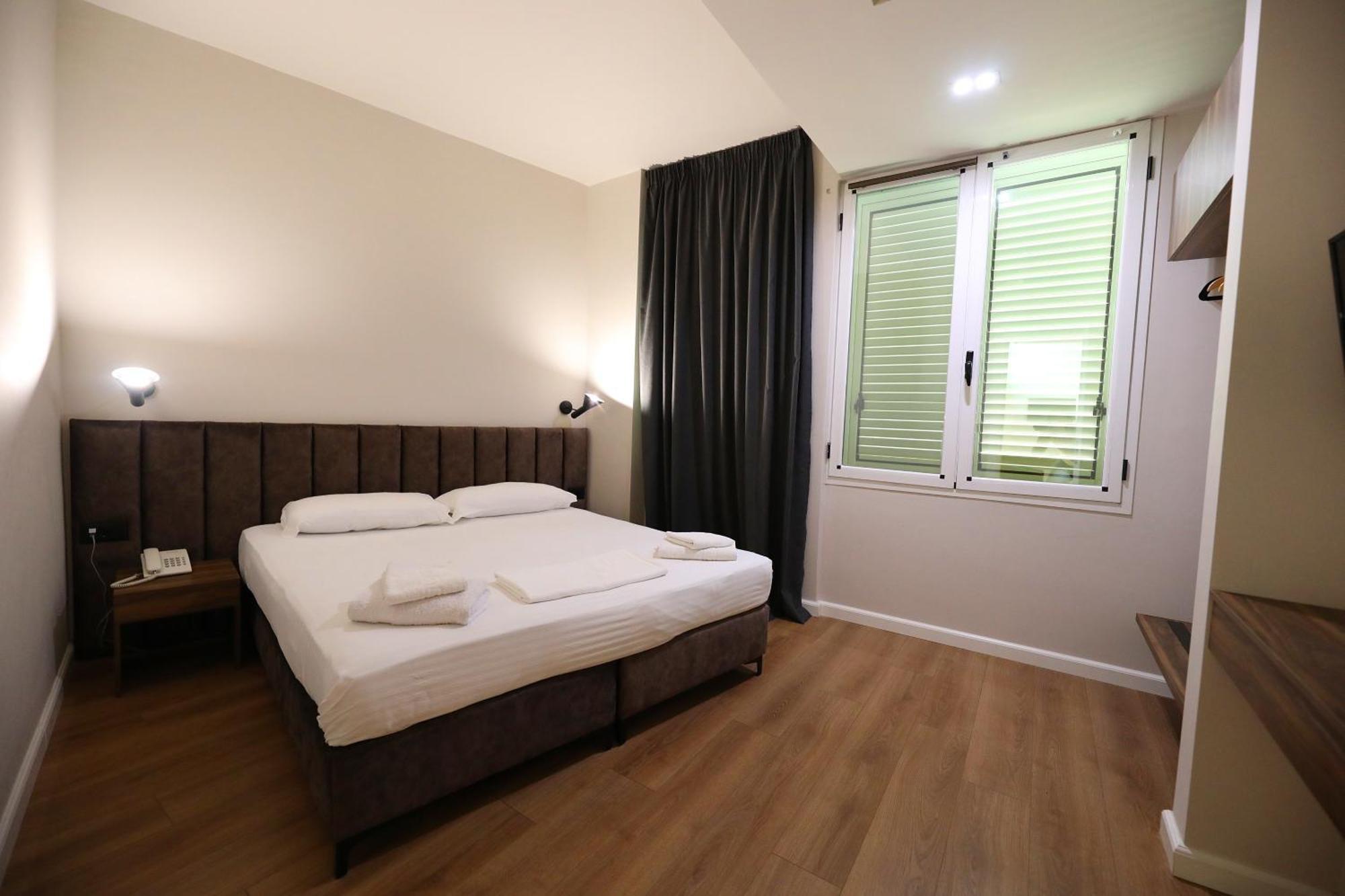 Hotel Libertas Вльора Екстер'єр фото